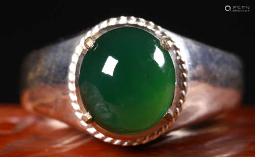 AN ICEY JADEITE RING EMBEDDED WITH SILVER