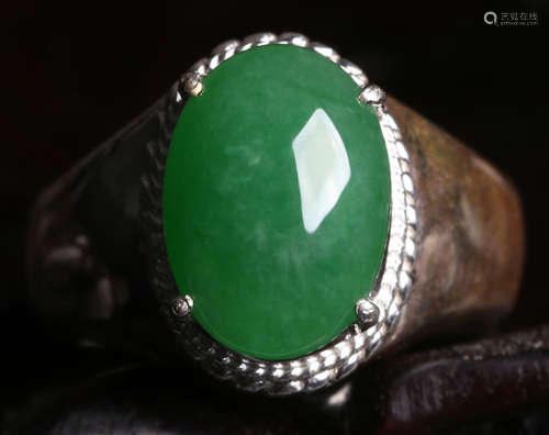 A SILVER RING EMBEDDED WITH JADEITE