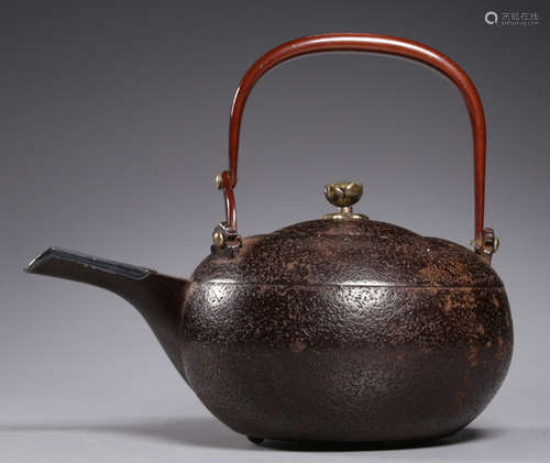 AN IRON POT WITH HANDLE