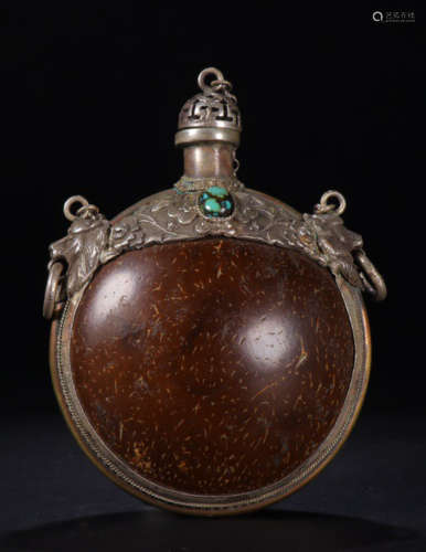 A COCONUT SHELL SNUFF BOTTLE EMBEDDED WITH SILVER