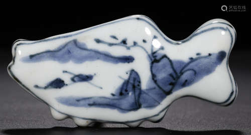 A BLUE&WHITE GLAZE BOX SHAPED WITH FISH