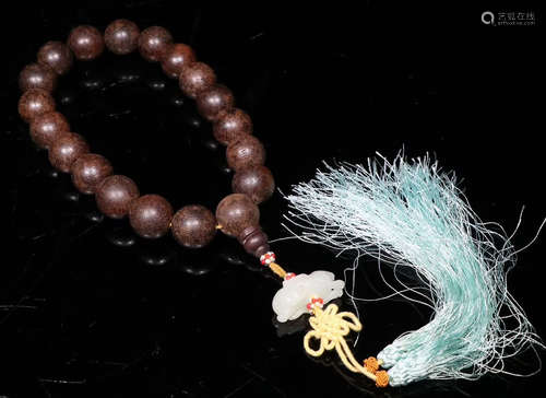 A CHENXIANG WOOD STRING BRACELET WITH 18 BEADS