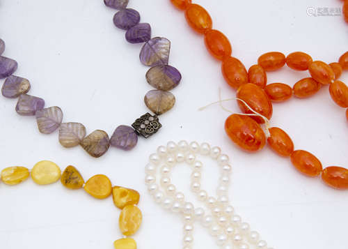 A string of amber knotted strung butterscotch polished beads, 24g, an Asian amethyst and white metal