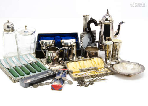A small collection of silver and silver plate, including a cased pair of silver salts, and plated