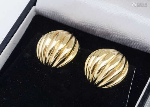 A pair of continental 18ct gold circular shaped clip earrings, 1.8cm diameter, marked 750 to clip,