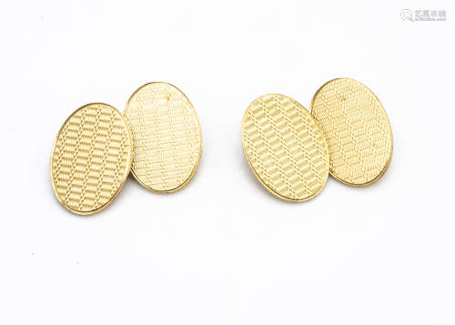 A pair of 18ct gold oval chain linked cufflinks, with engine turned fronts, 1.8cm x 1.2cm, 12g