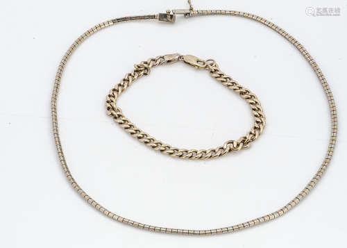 A contemporary 9ct gold three colour fine necklace, of textured links, 39cm long, together with a