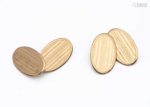 A pair of 9ct gold oval chain link cufflinks, with banded and scalloped decoration, 1.8cm x 1.1cm,