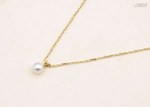 A boxed Mikimoto 18ct gold cultured pearl drop pendant necklace, the fine gold chain supporting a