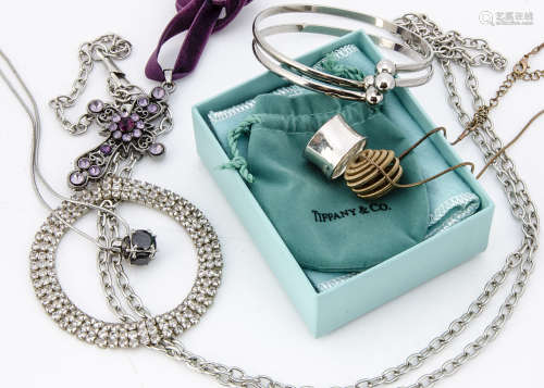 A collection of silver jewellery, including a Tiffany style ring, a hedgehog pendant, various