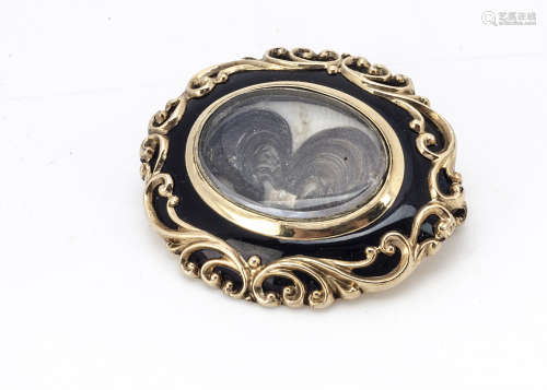 A Victorian yellow metal, enamel and plaited hair mourning brooch, of oval design, 4cm x 3.5cm, 15g