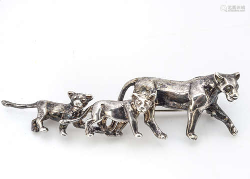 A silver lioness and cub brooch, by Harriet Glen, depicted prowling, 7.5cm x 2cm