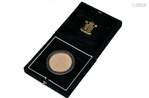 A modern Royal Mint UK Brilliant Uncirculated Five Pounds Gold coin, dated 2001, in fitted box