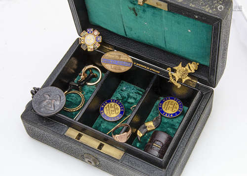 A collection of gold and other jewellery, including a 9ct gold gentleman's signet ring, an LMS