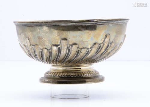 A Victorian silver footed bowl by Robert Hennell, London 1870, 6.9ozt, 15cm diameter, no obvious