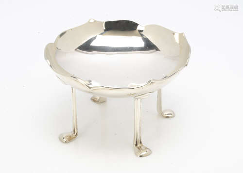 An early George V centre piece by William Hutton & Sons, on four stylish legs with shaped rim to