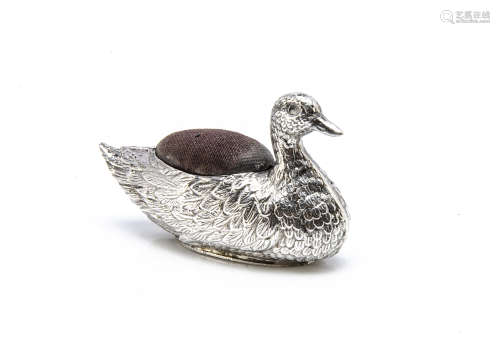 An Edwardian silver pin cushion, in the form of a duck, 5.5cm, good condition