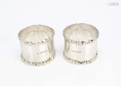 A pair of Edwardian silver napkin rings, 1.9ozt (2)