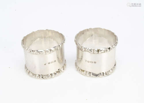 A pair of Edwardian silver napkin rings, 1.9ozt (2)