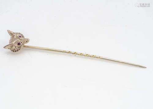 A 9ct gold fox head and ruby eyed stick pin, 6.5cm, 2.7g