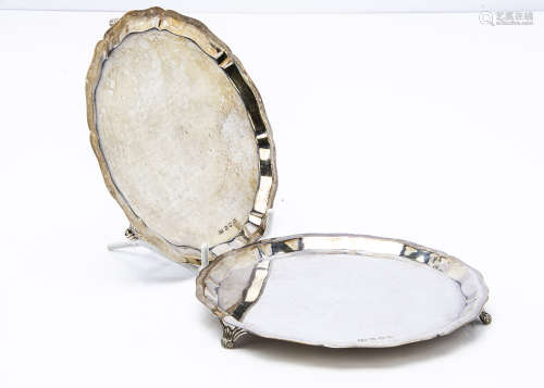 A pair of 1960s small silver card trays by EV, Sheffield 1960, 15cm diameter, 9ozt