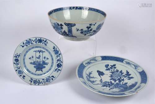 A late 18th or early 19th Century Chinese export plate with central underglaze blue depiction of