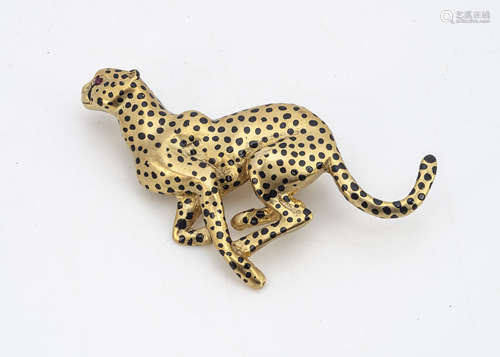 A 9ct gold and enamel cheetah brooch by Harriet Glen, modelled in chase, 4.5cm x 2.5cm, 6.8g