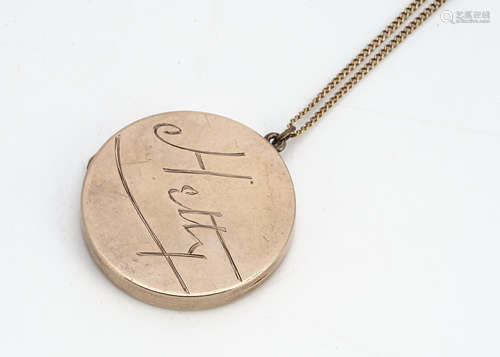 An Edwardian Chester hallmarked 9ct gold circular locket, with Hetty engraved to front, date mark