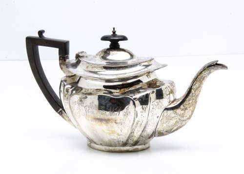 A George V silver teapot by JD WD, 21.5ozt, with engraved initials and dated 1899 to 1924, Sheffield