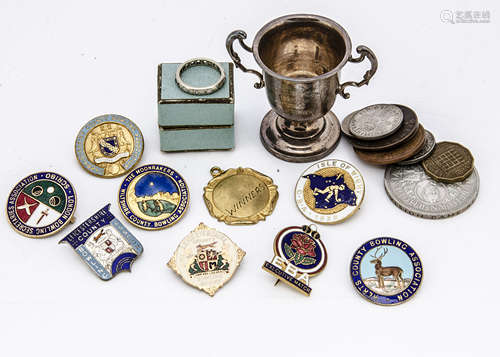 A small group of collectables, including a miniature silver trophy cup, a thin 22ct wedding band,