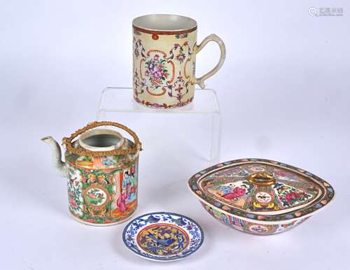 An 18th Century Chinese export ware tankard in the European taste, with overglaze floral cartouches,