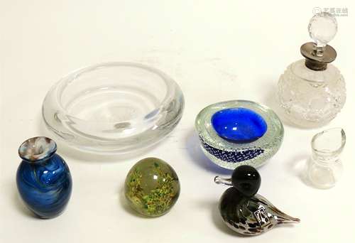 A small group of 20th Century glassware, to include glass bowl with encased bubbles, paperweight,