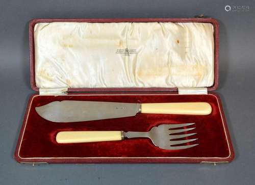 A Pair of Sheffield Silver Fish Servers within fitted lined case