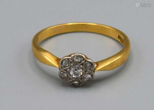 A 18ct Yellow Gold Diamond Cluster Ring set with seven diamonds within a pierced setting, Size M,