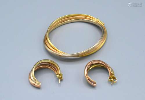 An 18ct. Gold Bracelet of Tri Form together with a pair of matching earrings, 26.6 gms