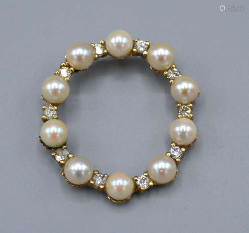 A 9ct Yellow Gold Brooch set with cultured pearls and diamonds, 3.5cm diameter, 7 grams