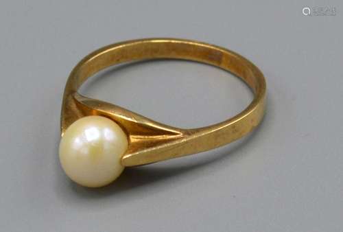 A 9ct Yellow Gold Ring set with a single pearl, Size P, 2.7 grams