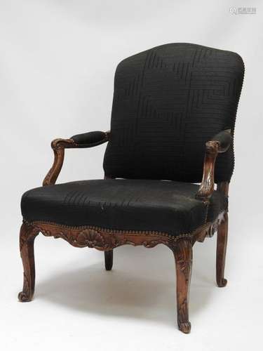 FAUTEUIL en noyer mouluré sculpté à décor de coqui…