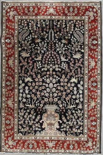 IRAN: Tapis en laine soyeuse à décor d'un arbre de…