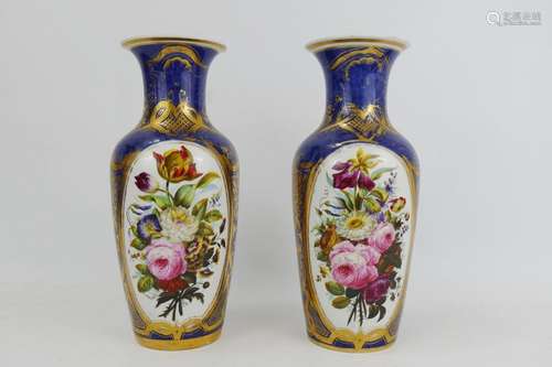 PARIS : Paire de vases balustres en porcelaine à d…