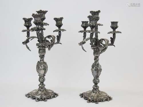 PAIRE DE CANDELABRES en bronze argenté à quatre lu…