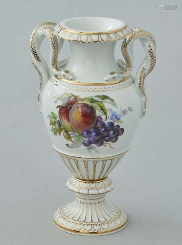 Meissen Schlangenhenkelvase mit Obstdekor