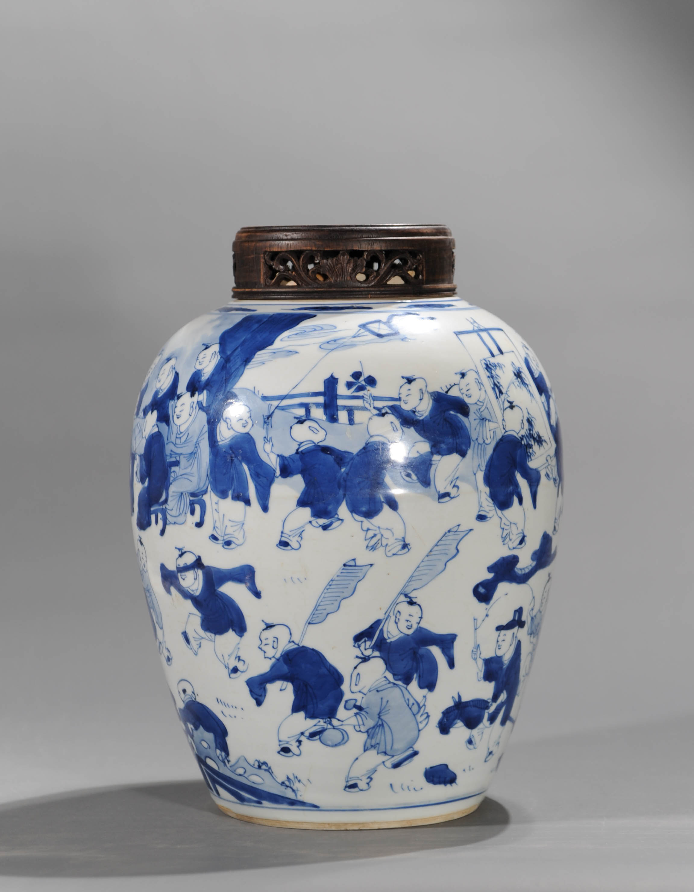 早在唐代长沙窑瓷器上就有出现,清初康熙时期,在青花和彩瓷中出现较多