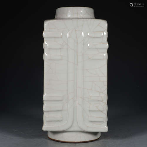 QIANLONG MARK, CHINESE GE-TYPE GLAZED VASE