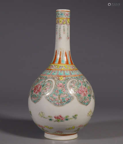 LESHANTANG MARK, CHINESE FAMILLE ROSE VASE