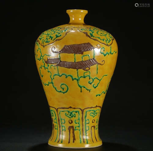 CHINESE TRI-COLORED VASE