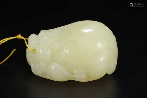 CHINESE CARVED HETIAN JADE ORNAMENT