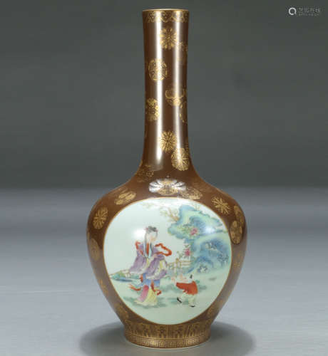 QIANLONG MARK, CHINESE GILT FAMILLE ROSE LONG NECK VASE