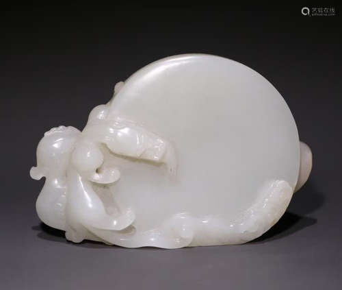 CHINESE CARVED HETIAN JADE ORNAMENT