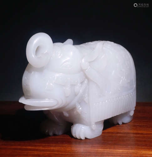 CHINESE CARVED HETIAN JADE ORNAMENT